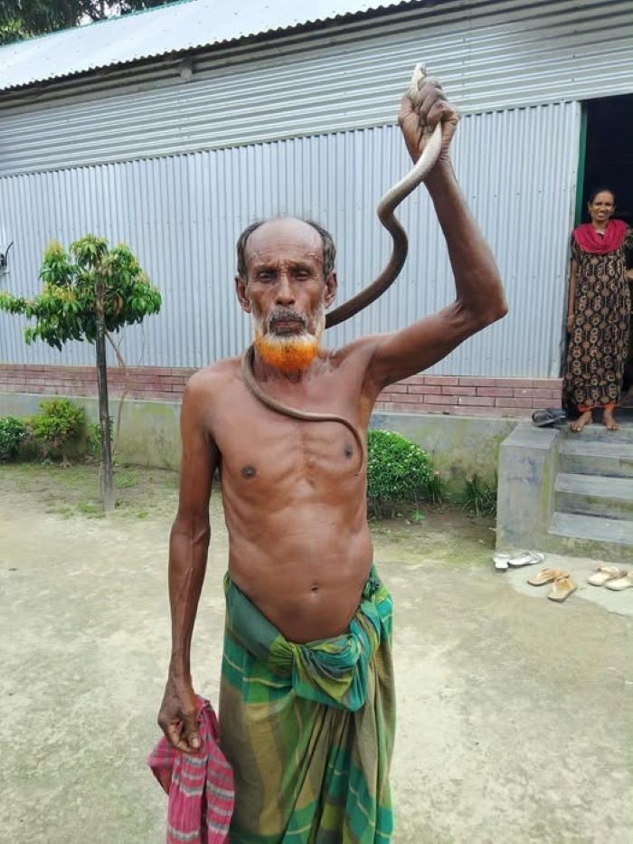 বিষাক্ত সাপ ধরতে গিয়ে প্রাণ গেল ওঝার